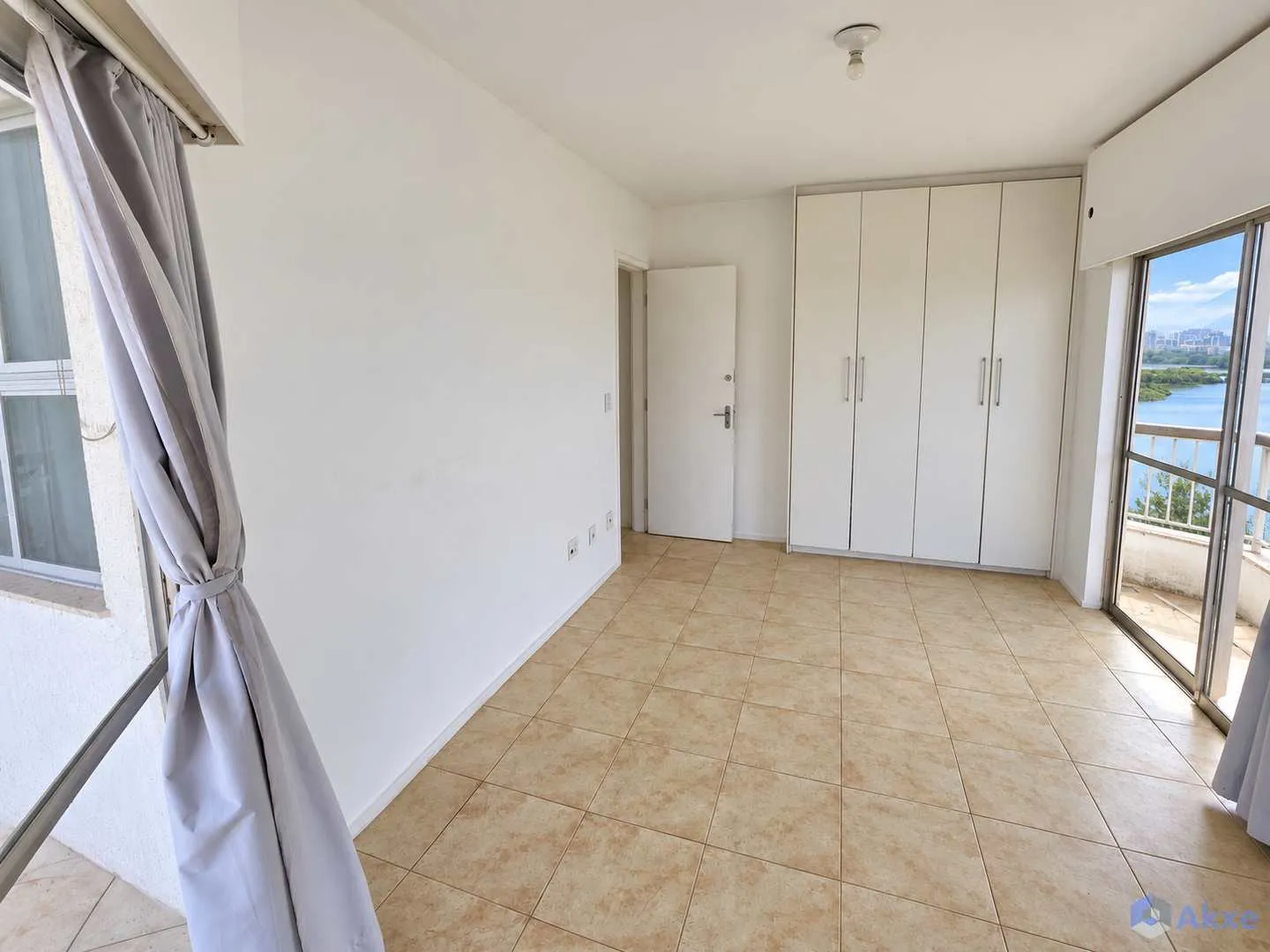 Apartment on the 13th floor with a water view — photo 4