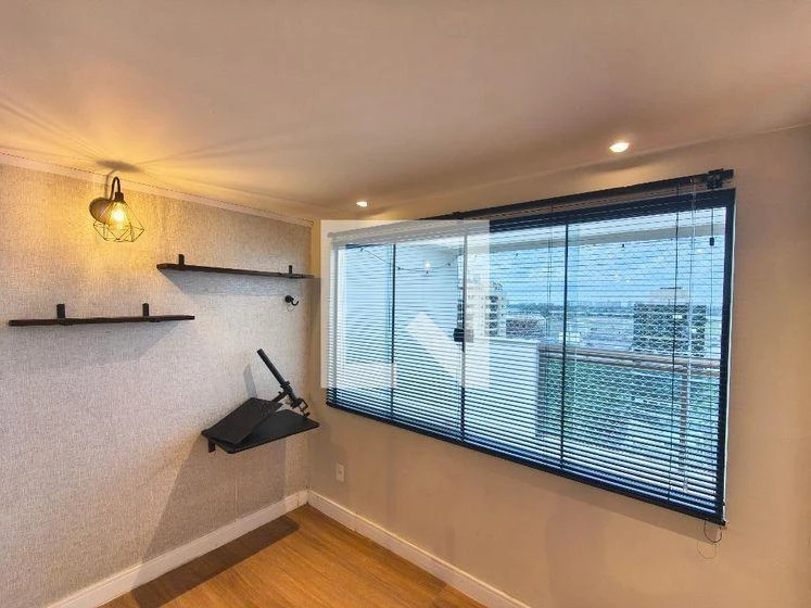 3-bedroom apartment with a glass-enclosed balcony — photo 20