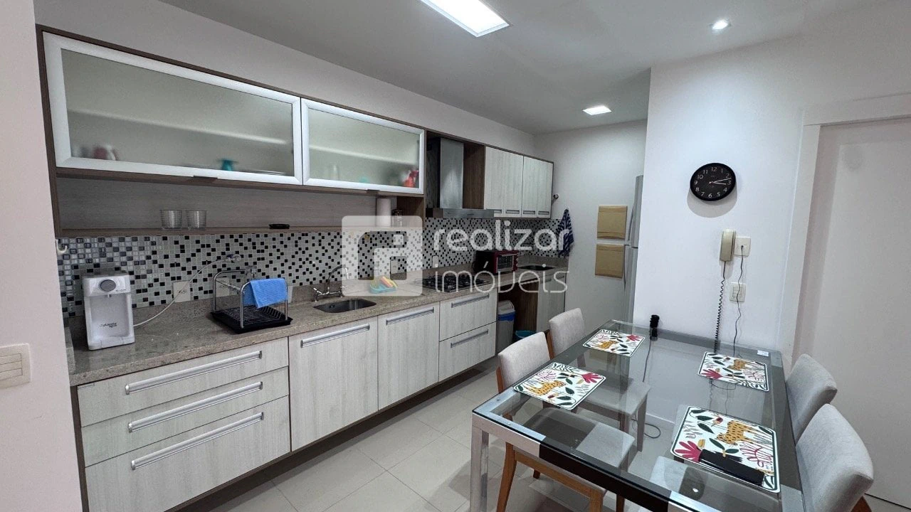 One-bedroom apartment with a mountain view — photo 2