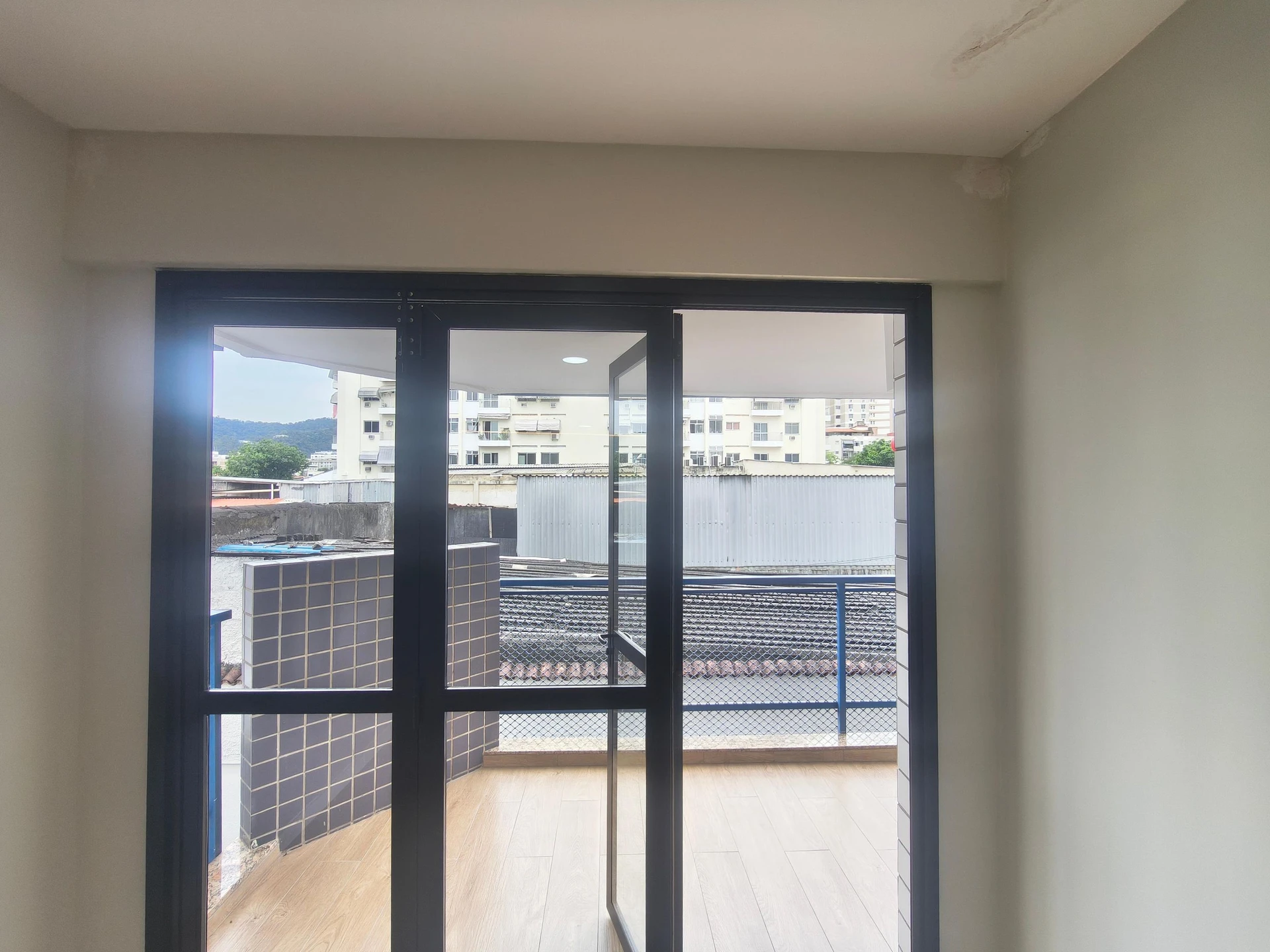 Unfurnished 2-bedroom apartment with a closed kitchen
