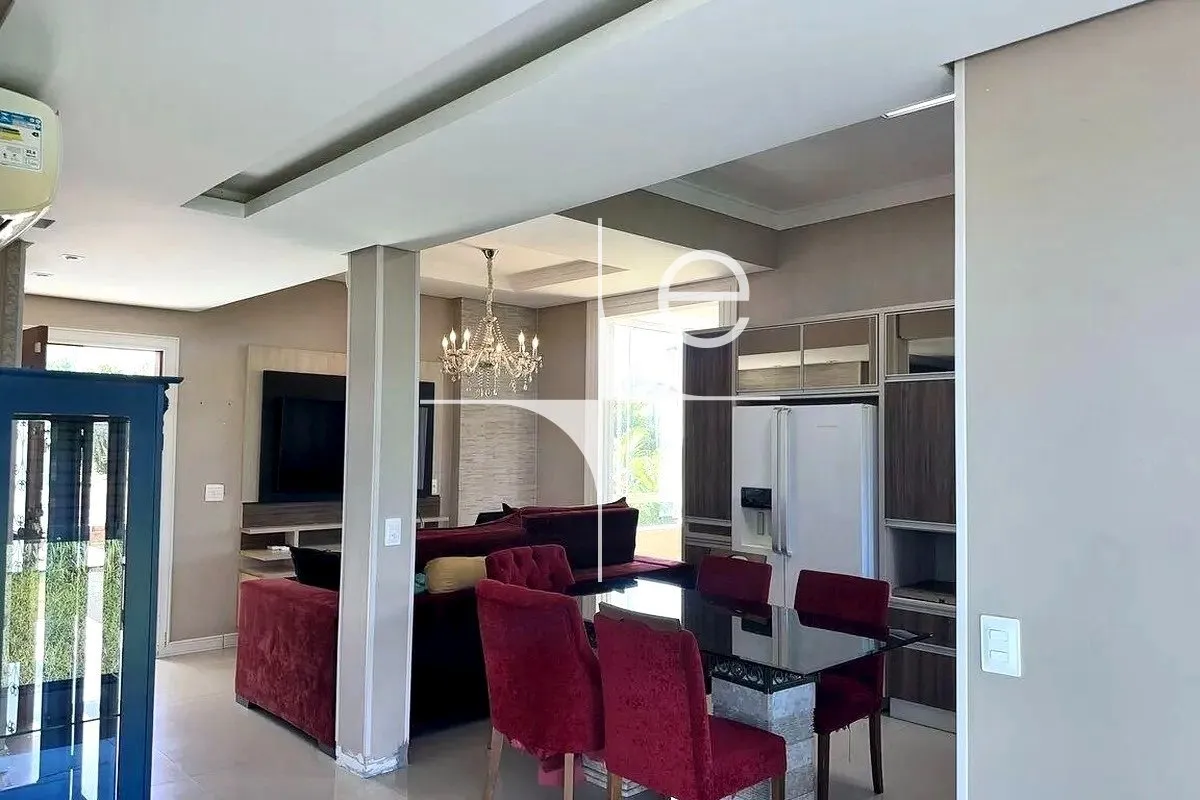 House with 3 bedrooms including a suite and open-plan kitchen