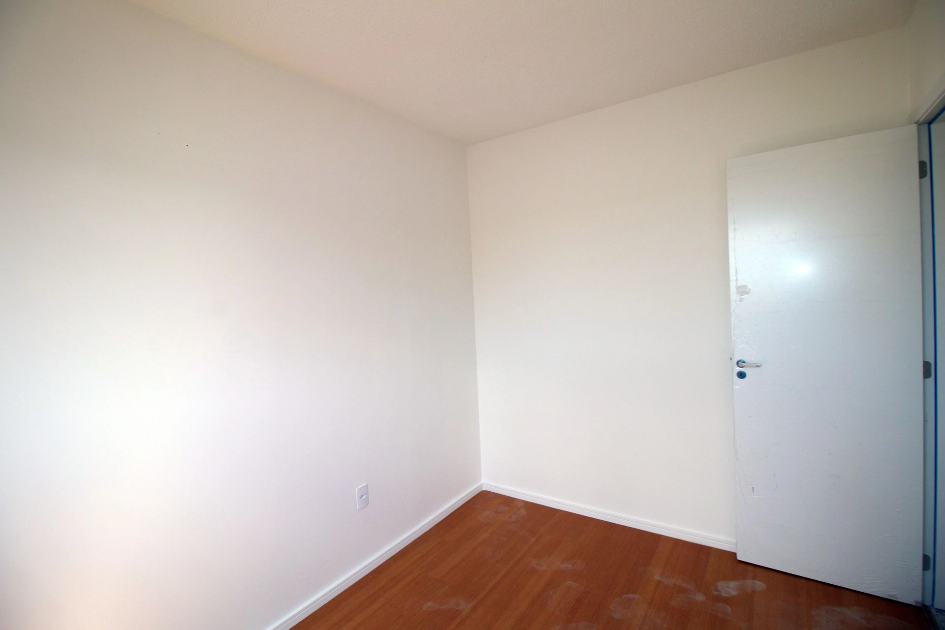 2-bedroom apartment in a building with a gym — photo 35