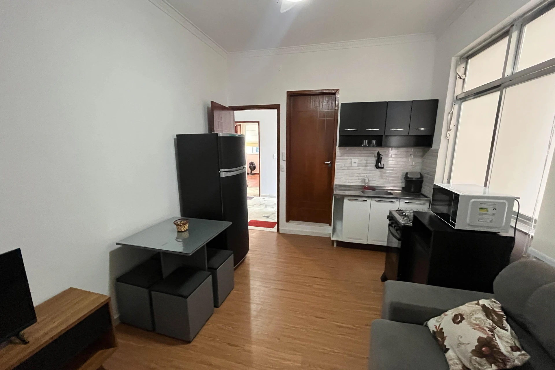 Furnished 1-bedroom apartment with no parking — photo 3