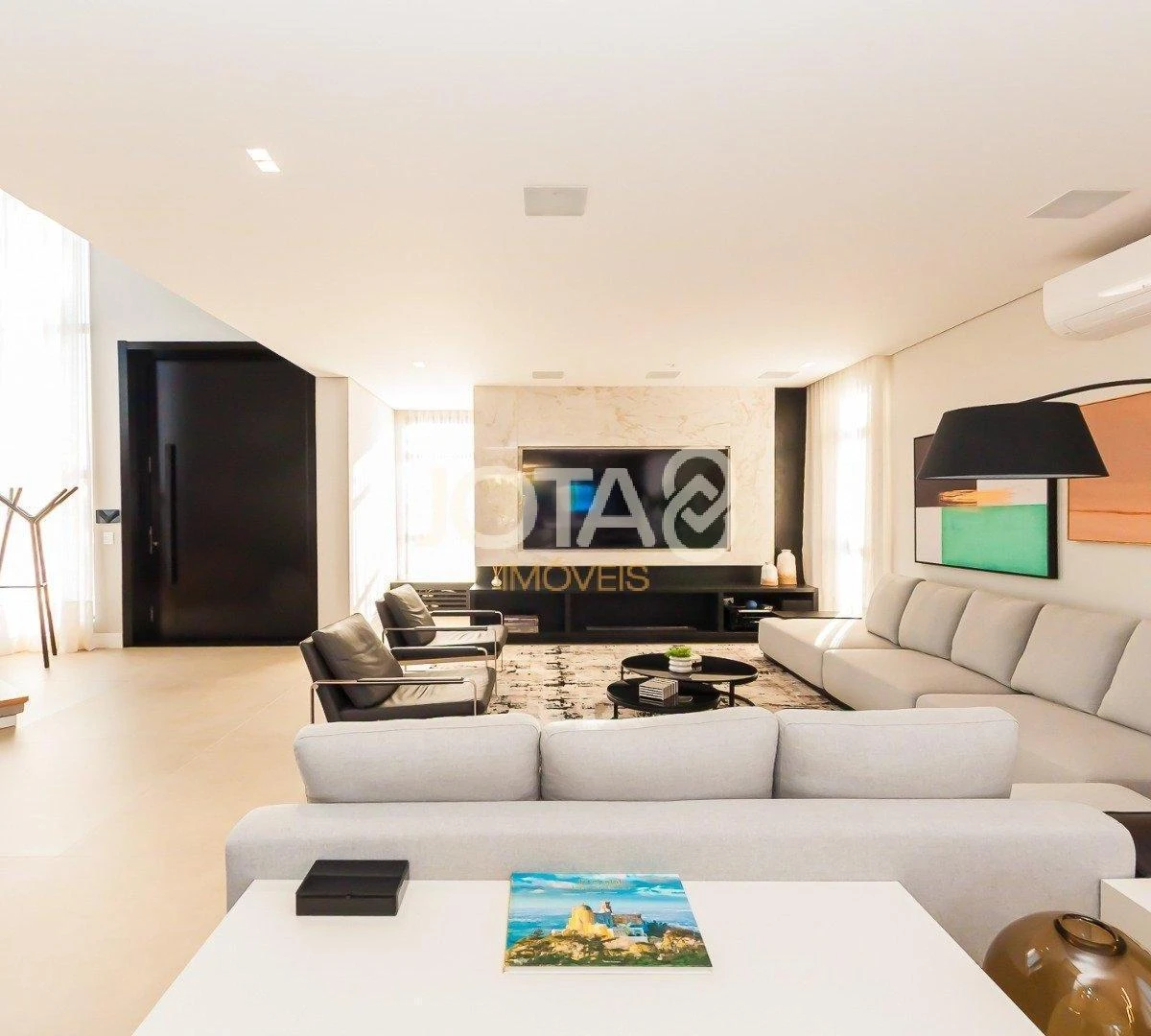 Floor-to-ceiling windows in a 4-bedroom house, 305 m² — photo 18