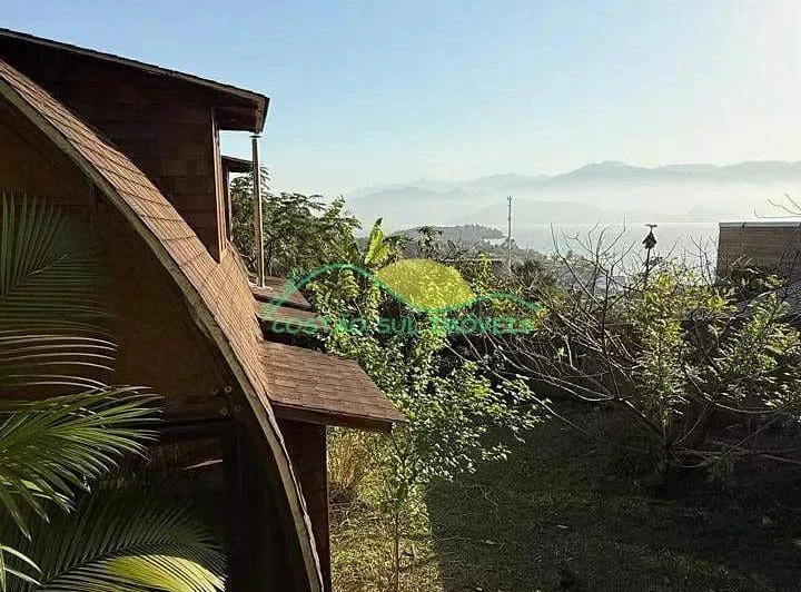 1000 m² house with 6 bedrooms and mountain-water views