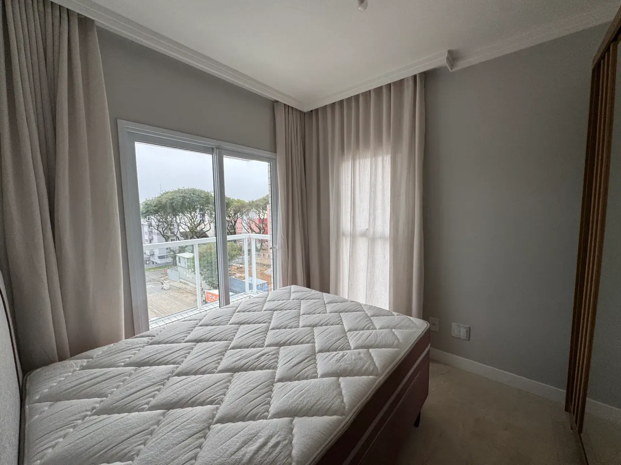 Furnished 2-bedroom apartment with open-plan kitchen — photo 11