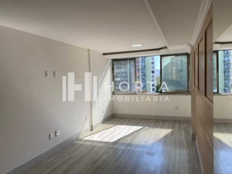 Studio on the 7th floor with wood or laminate floors — photo 10