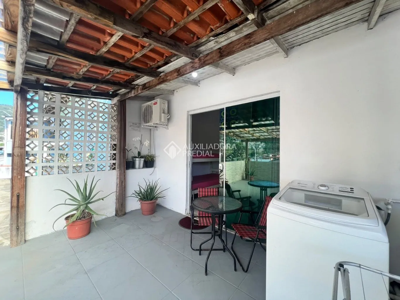 Furnished studio with 38 m², 1 bedroom and 1 bathroom — photo 5