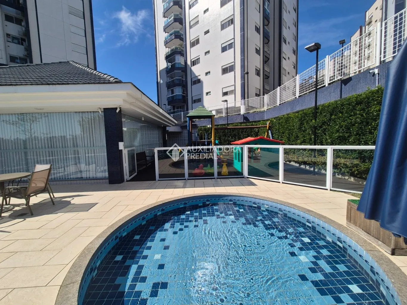Furnished apartment with 3 bedrooms and 137 m² — photo 26