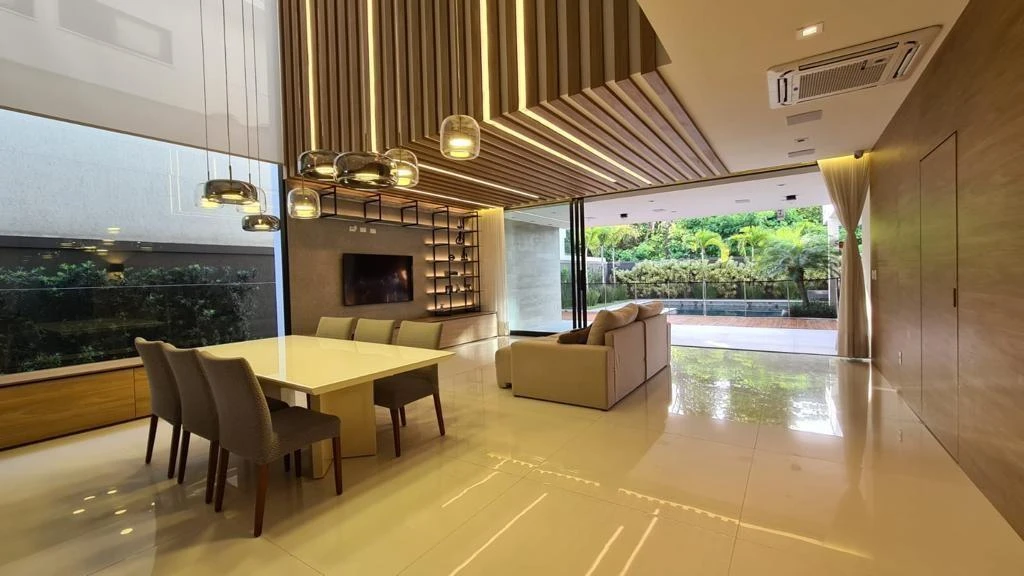 Floor-to-ceiling windows in a 4-bedroom house, 800 m²