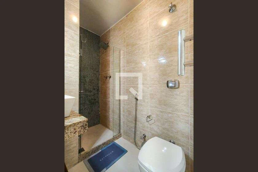 Apartamento de 2 quartos com box de vidro e ducha elétrica — photo 17