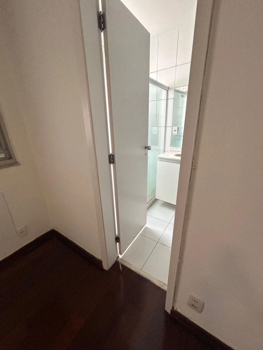 4-bedroom apartment with a walk-in closet — photo 50