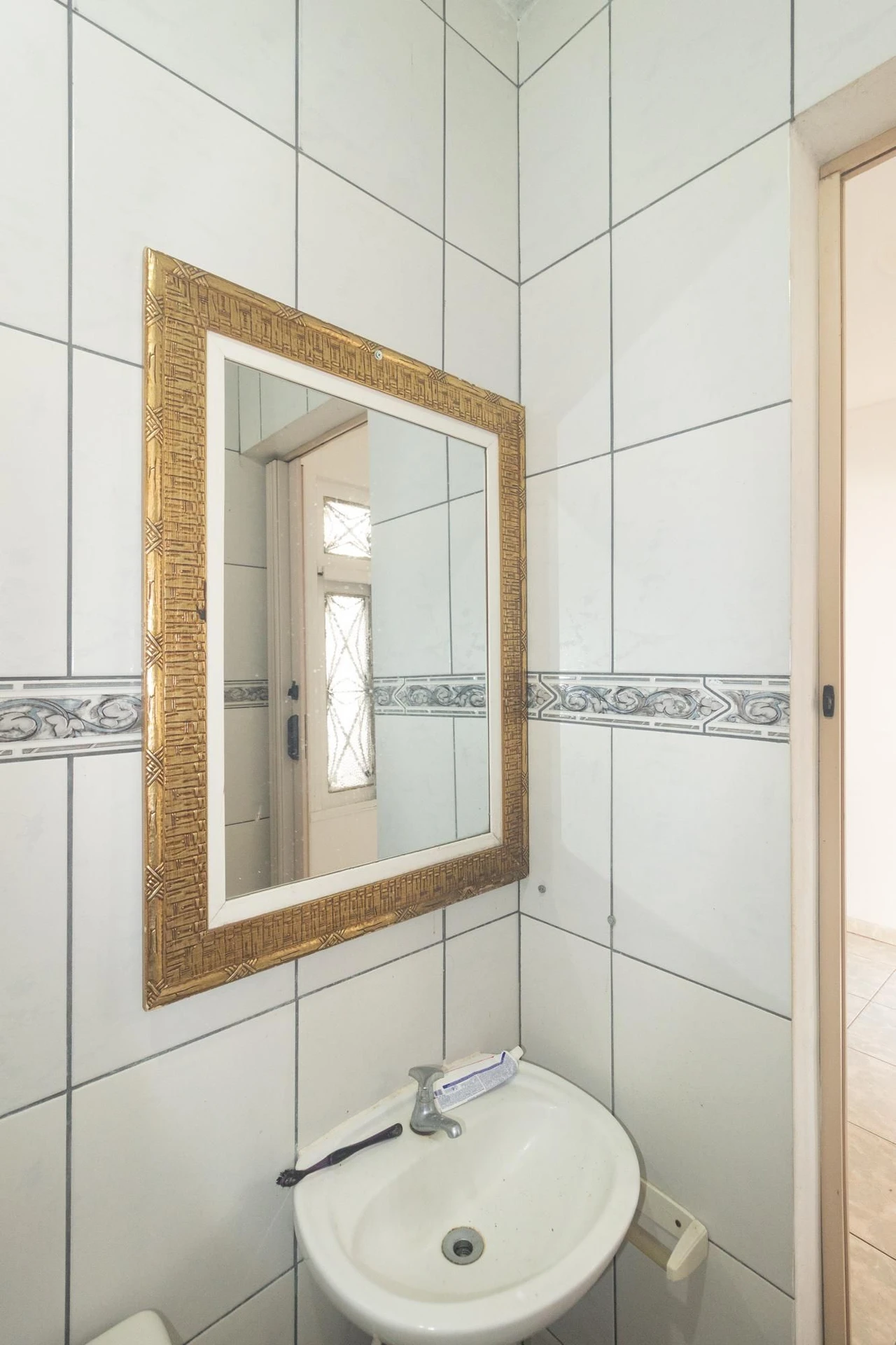 Casa mobiliada com 1 quarto e quintal privativo