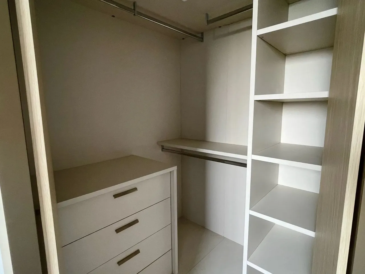 Apartment with 3 bedrooms, 3 bathrooms and balcony — photo 17