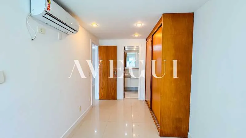 197 m² apartment with 4 bedrooms and a glass balcony — photo 2