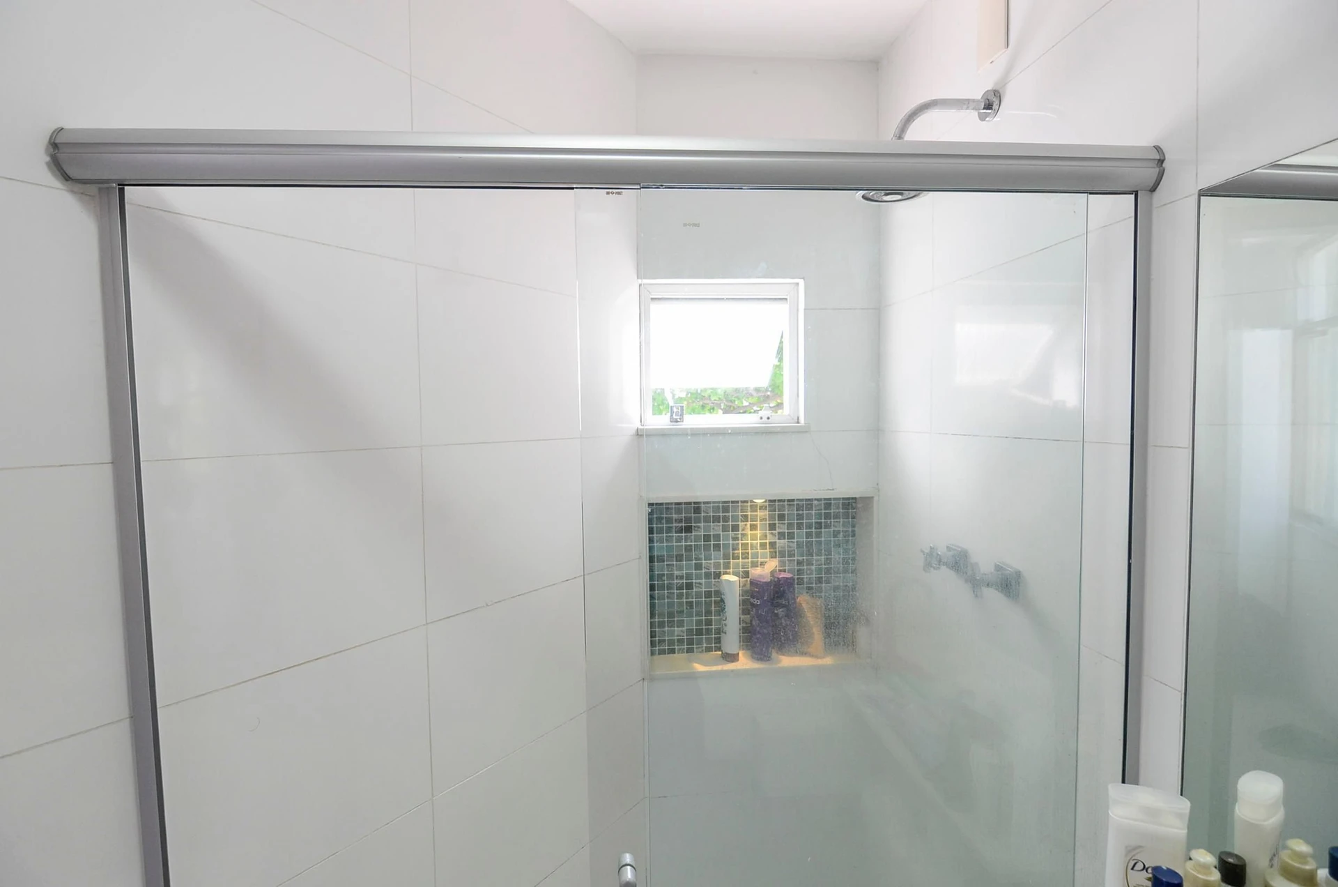 Furnished 1-bedroom apartment with en-suite and 1 parking spot — photo 16