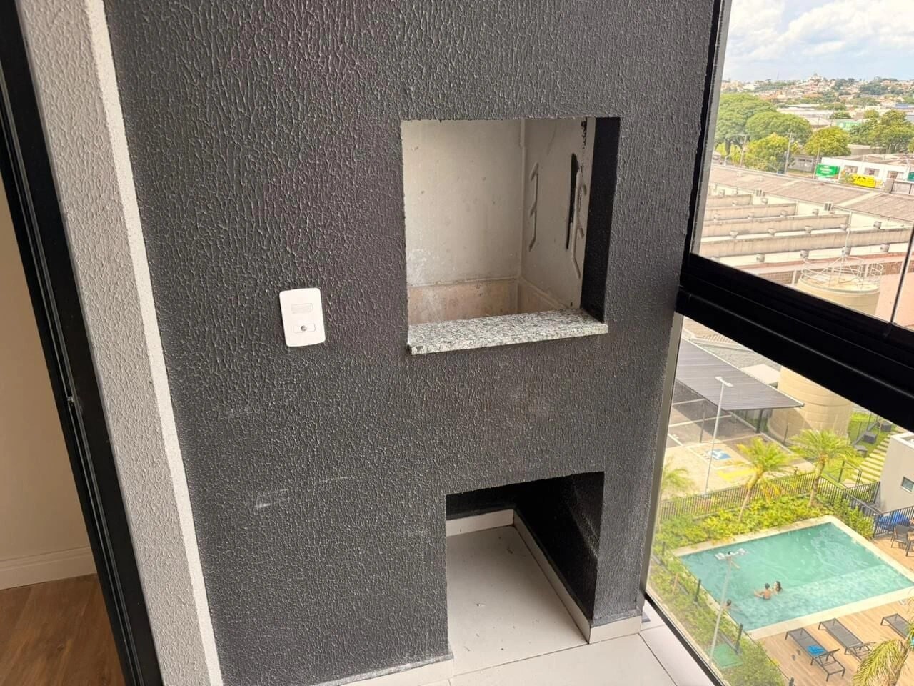 Balcony with a grill in a 2-bedroom apartment, 49 m² — photo 25