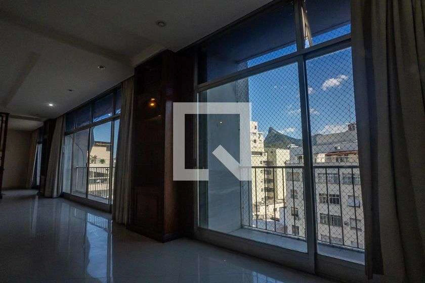 6-bedroom apartment with 300 m² and a balcony