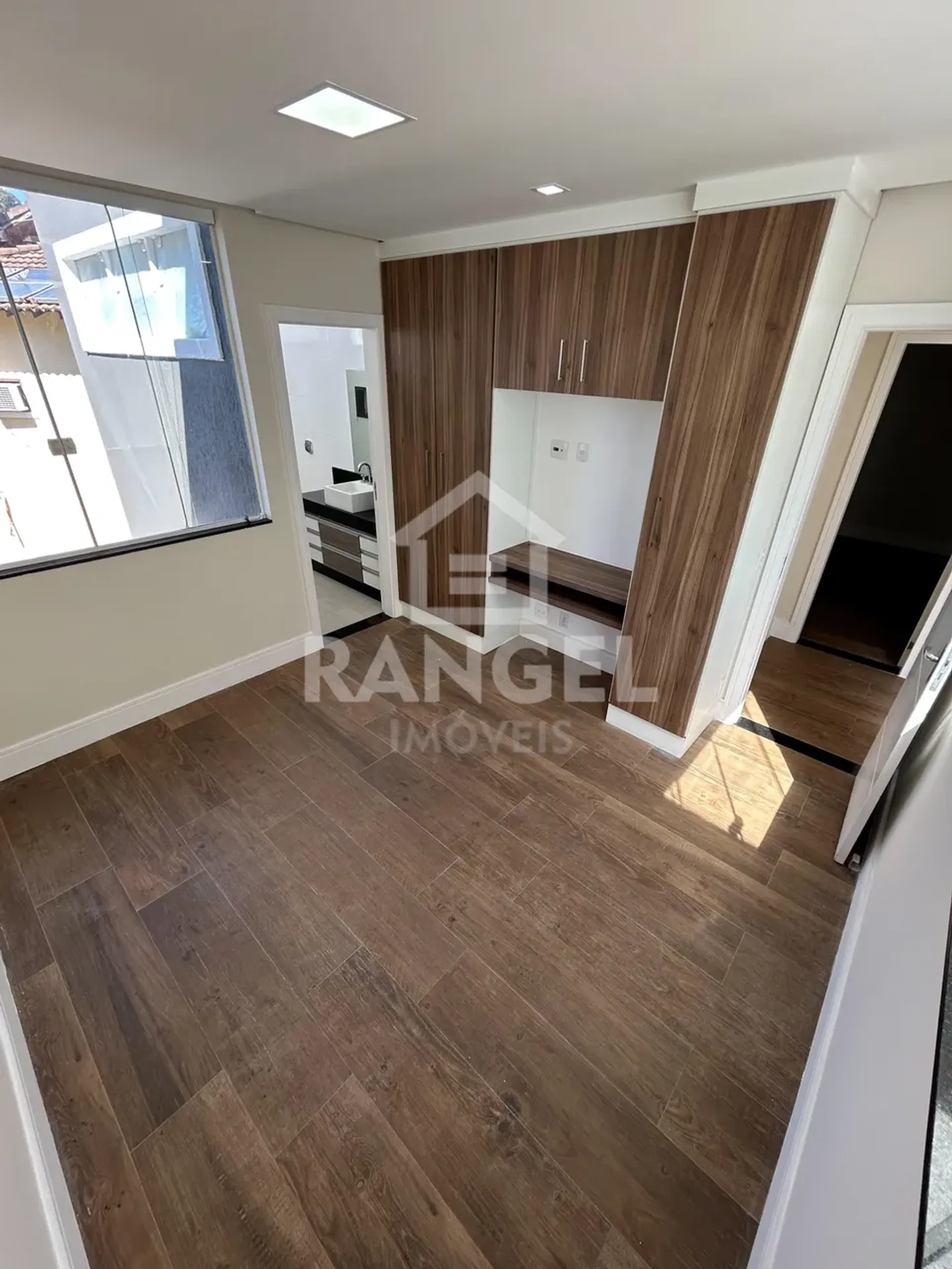 House, 350 m², with a grill on the balcony — photo 23