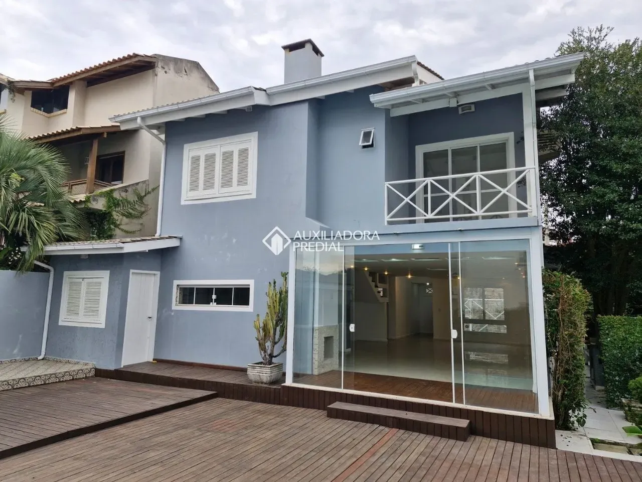 4-bedroom house with a fireplace in Florianópolis — photo 6