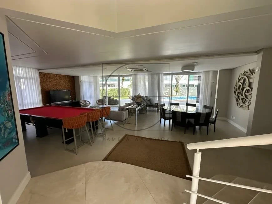 Furnished house, 543 m², with floor-to-ceiling windows