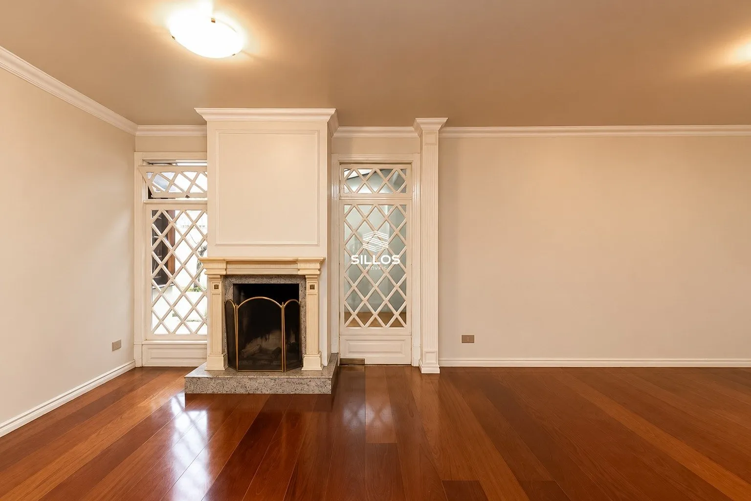 4-bedroom house with a fireplace — photo 13