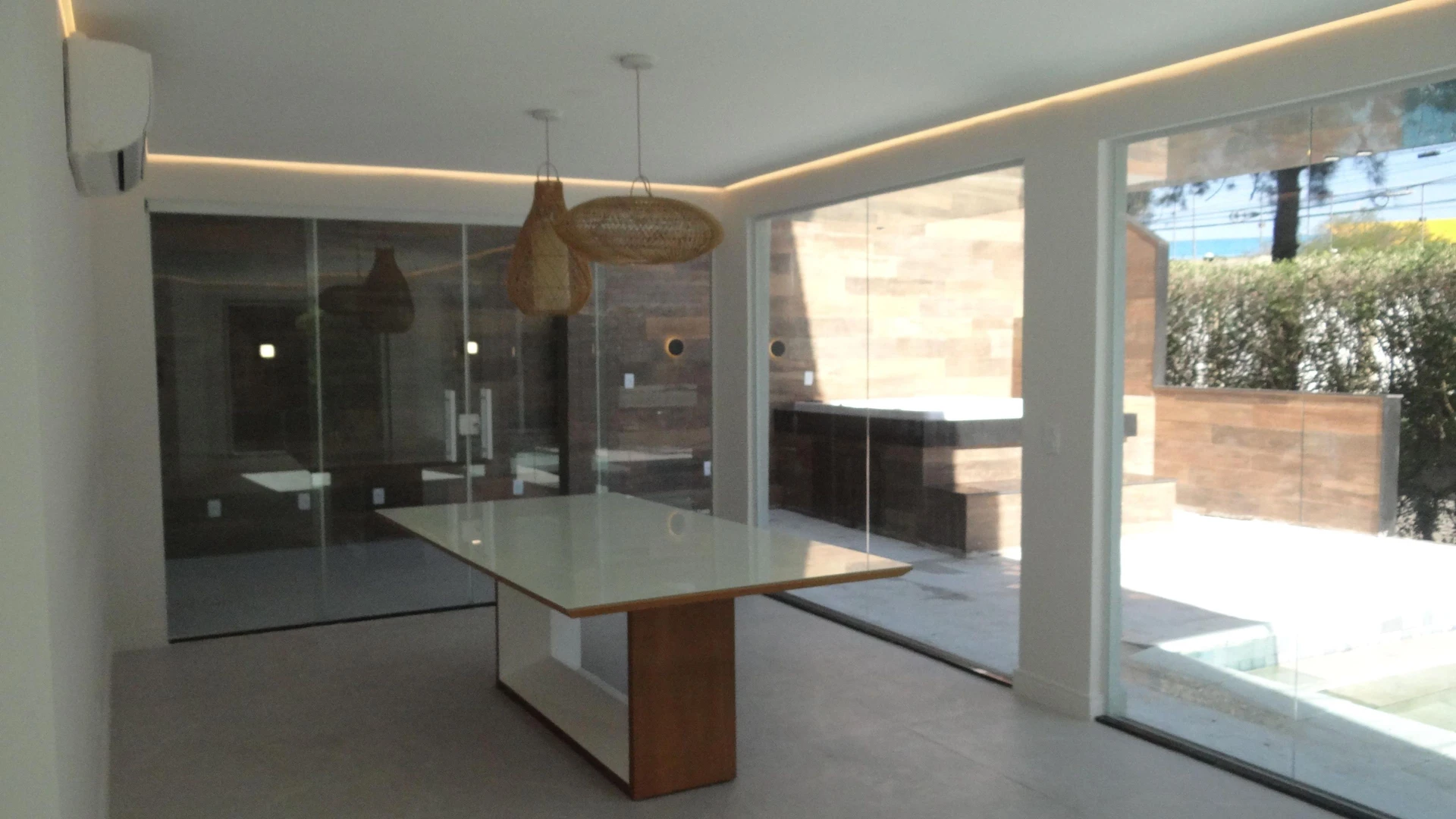 Casa de 384 m² com janelas do piso ao teto e varanda gourmet — photo 81