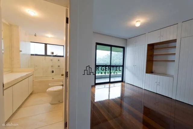Apartment with 4 bedrooms and a balcony — photo 15