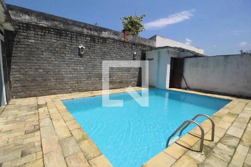 265 m² house with a home office and a bathtub — photo 50