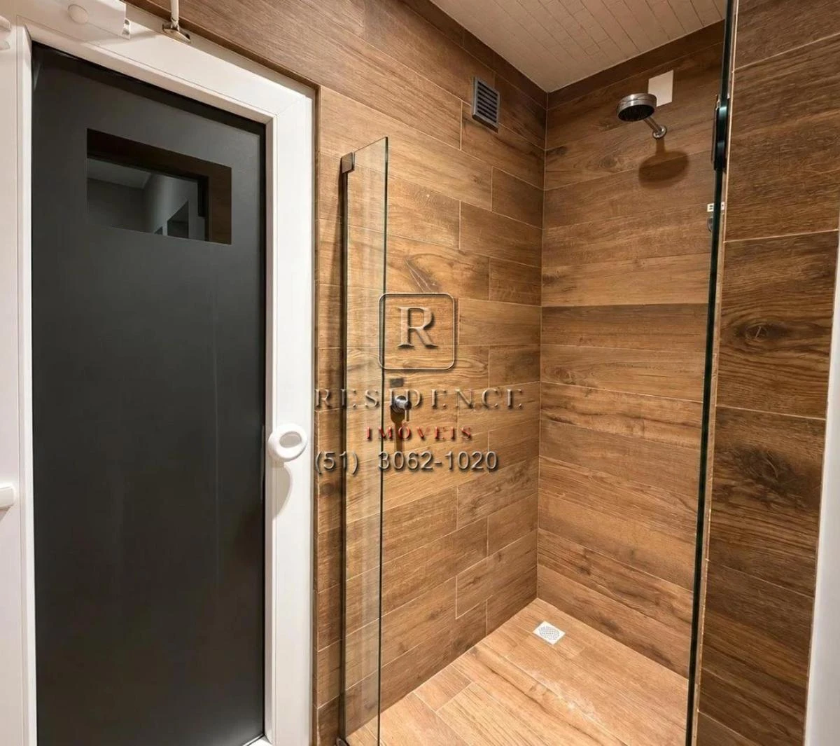 Balcony with a grill in a 2-bedroom apartment, 172 m² — photo 4