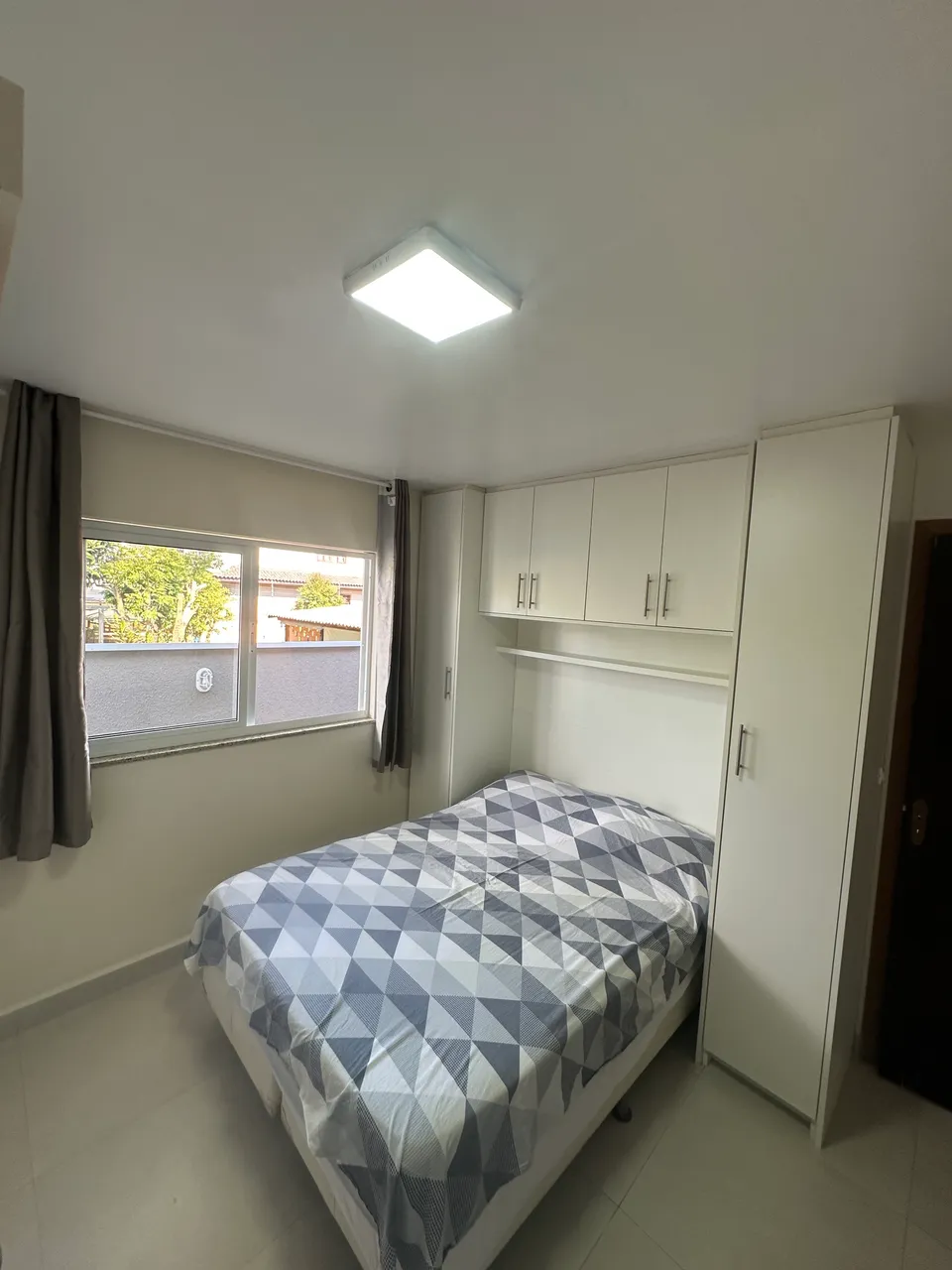 Studio with 1 bedroom and a glass-enclosed shower