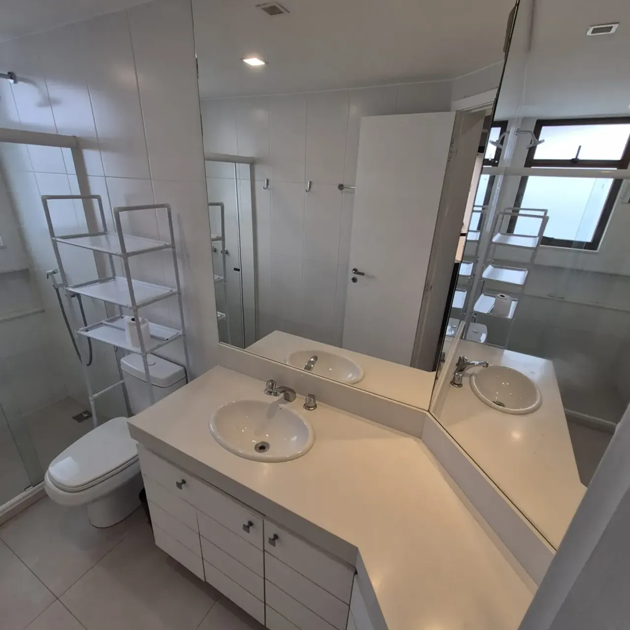 Furnished 1-bedroom apartment with open-plan kitchen — photo 6