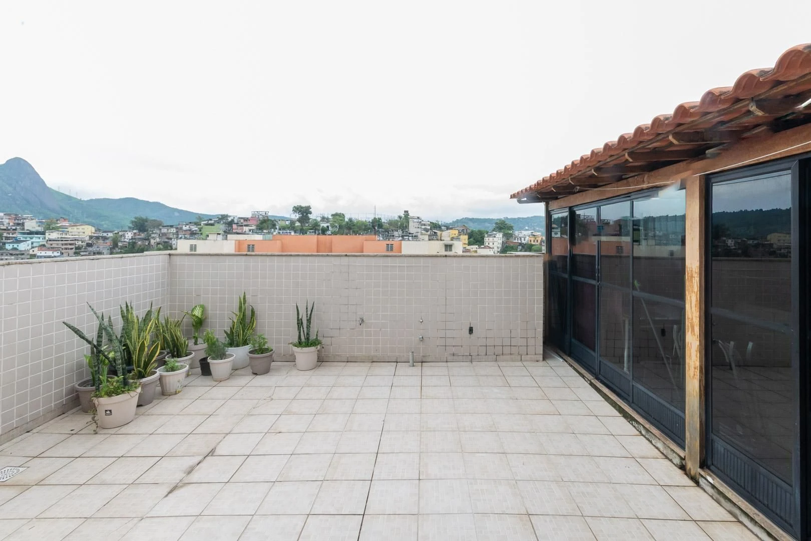4-bedroom apartment with a mountain view in Rio de Janeiro — photo 25