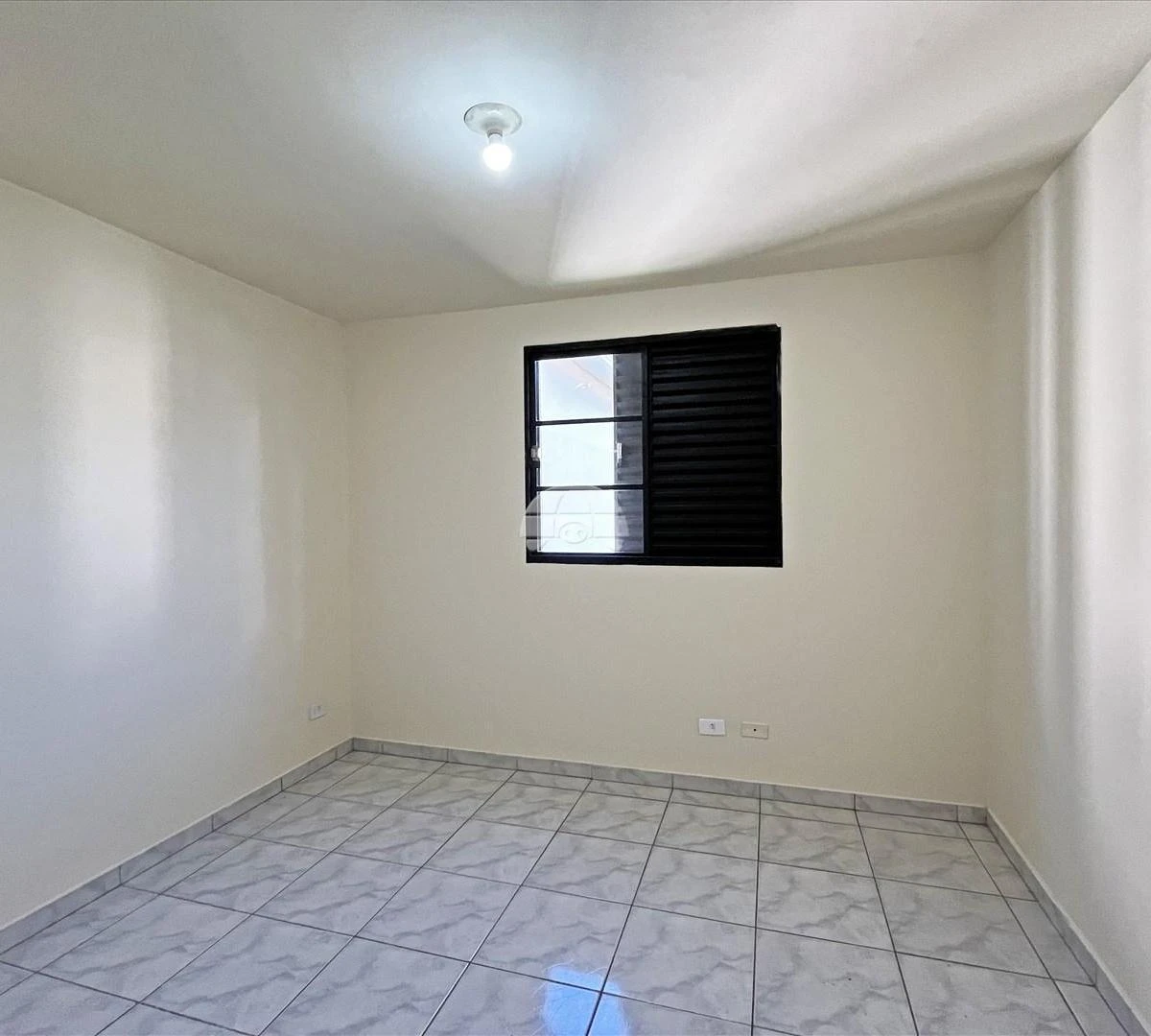 Balcony with a grill in a 3-bedroom apartment, 73 m² — photo 6