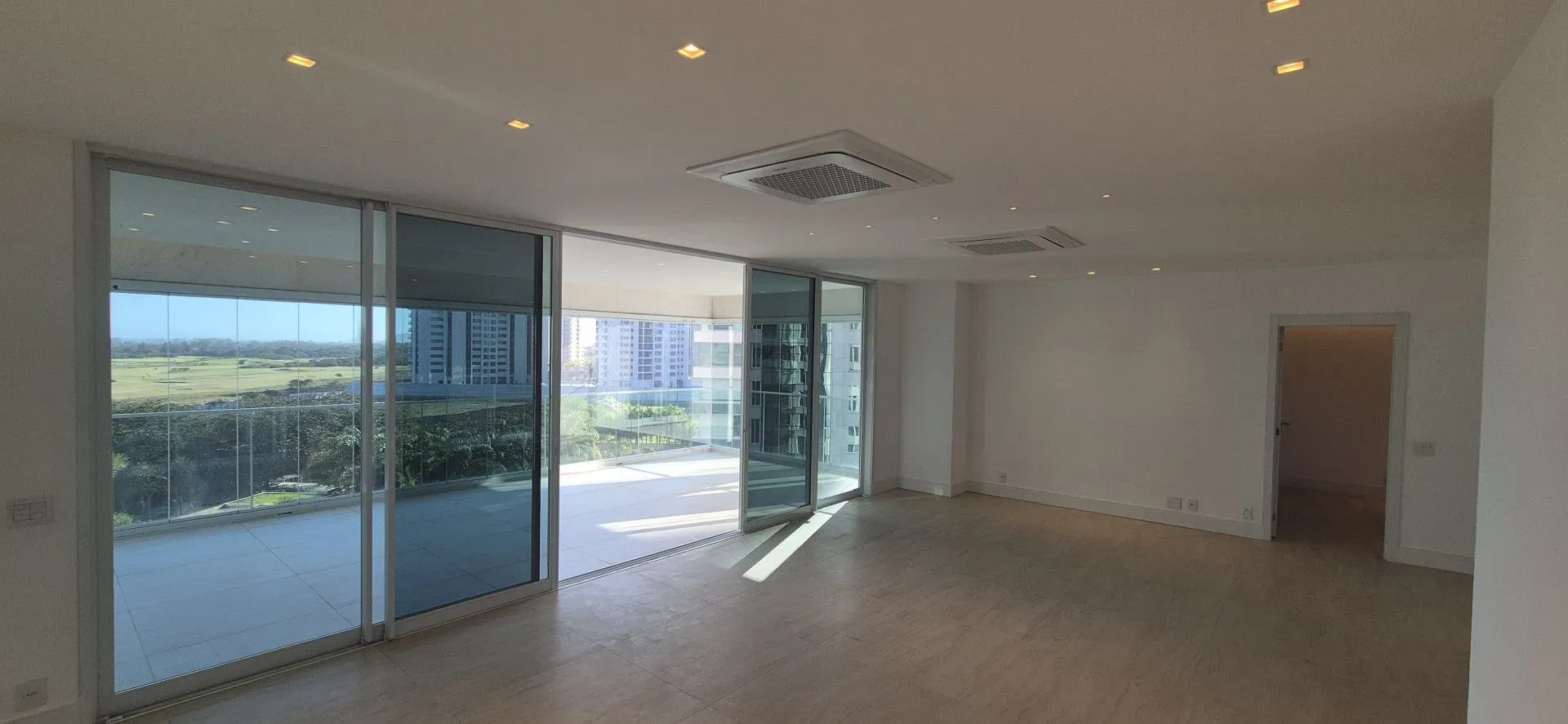 Unfurnished 4-bedroom apartment with closed kitchen — photo 26