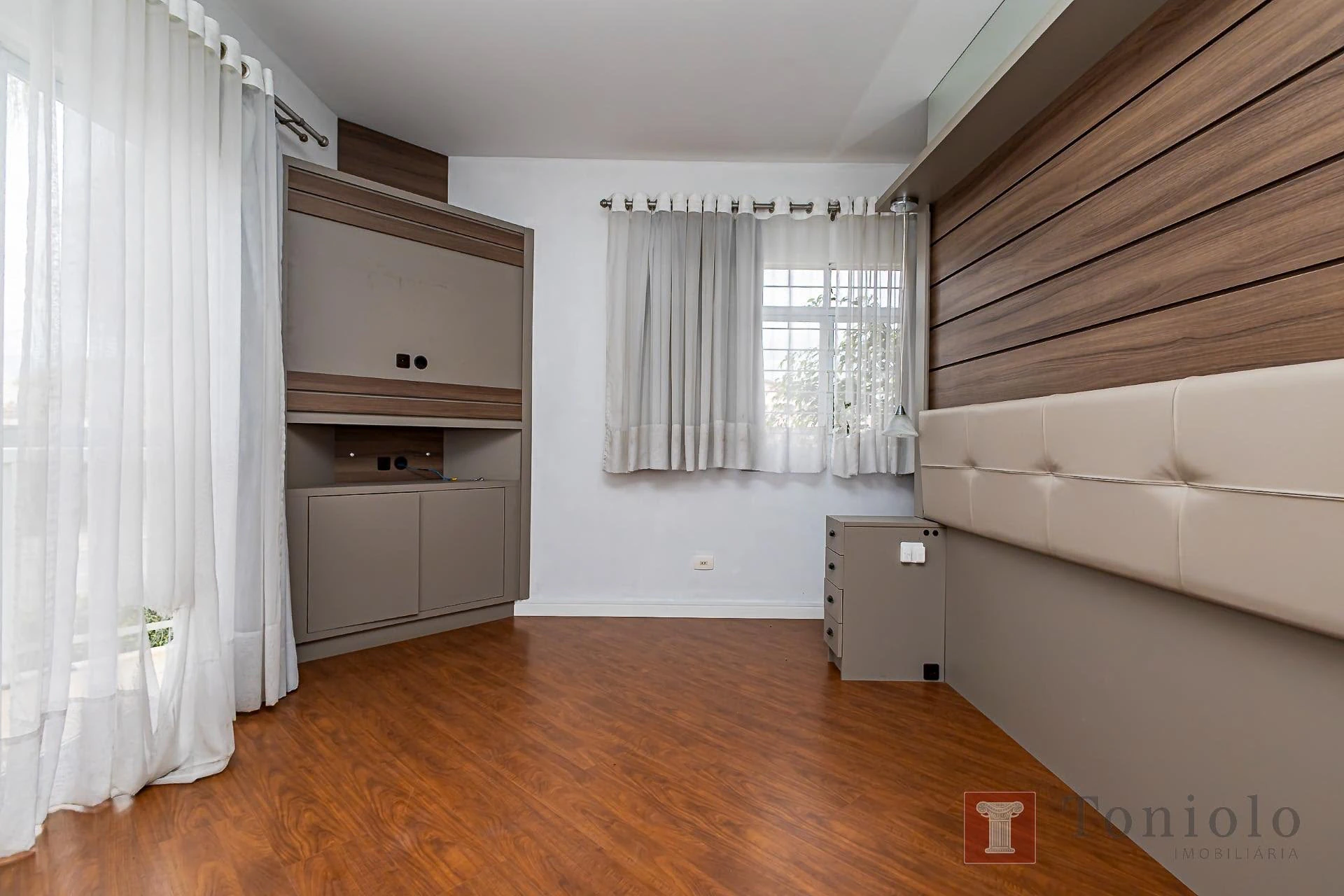 380 m² house with a bathtub and a walk-in closet — photo 6
