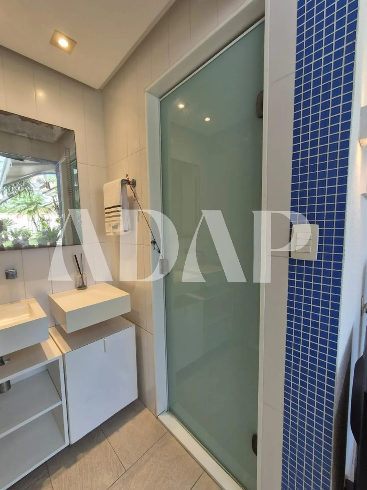 1253 m² house with 7 bedrooms and a private garden
