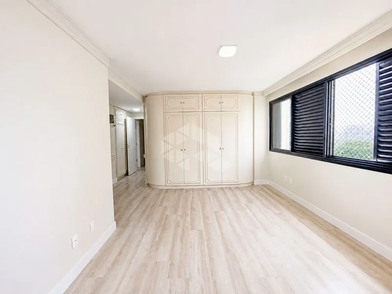 Departamento de 4 dormitorios con ventanales de piso a techo — photo 10