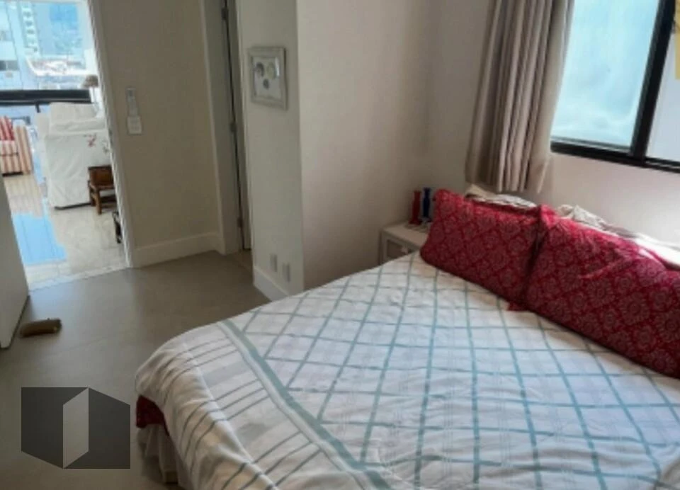 4-bedroom apartment in a building with a pool — photo 8