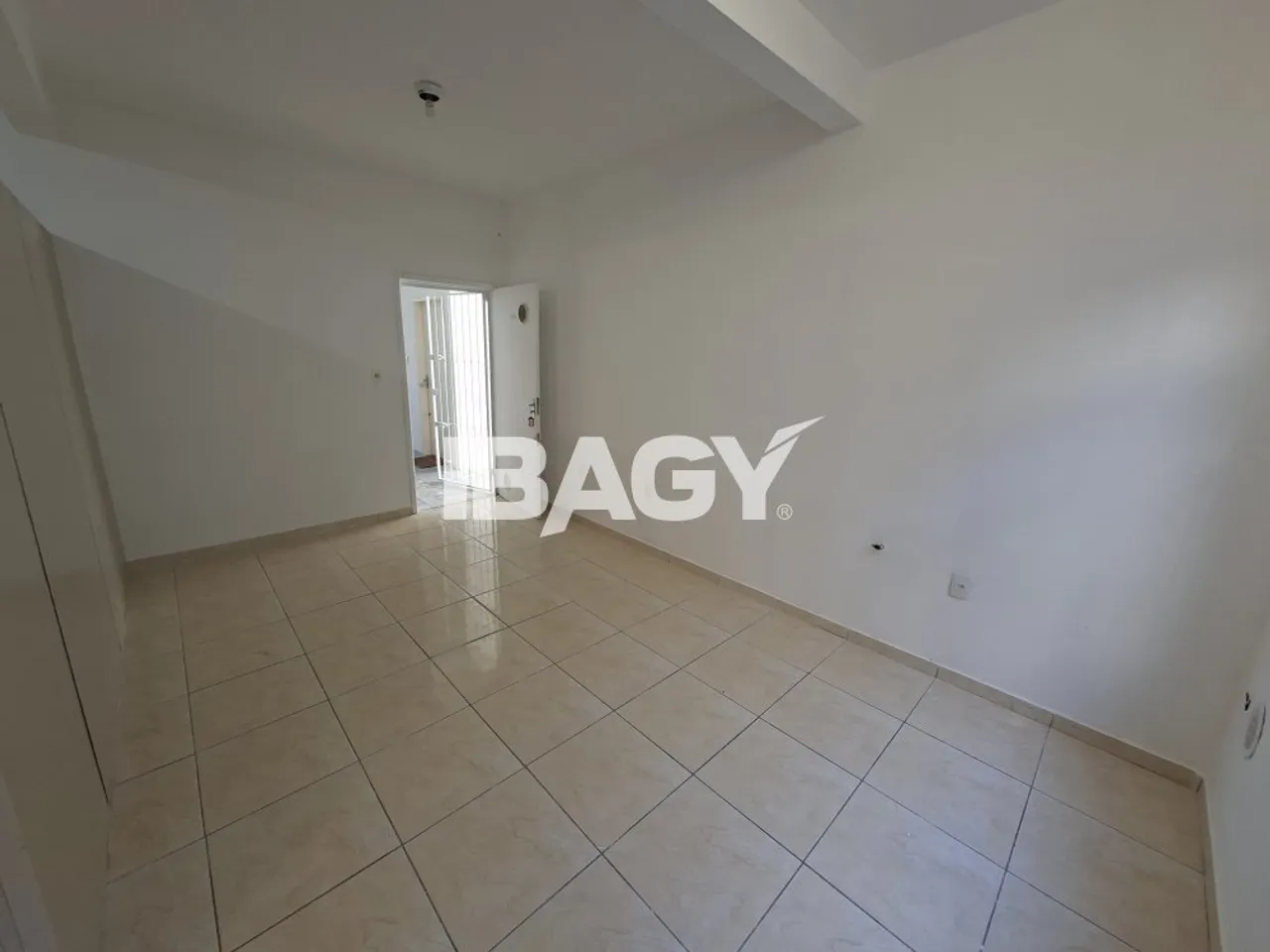 Unfurnished studio with 1 bedroom and 32 m² — photo 3