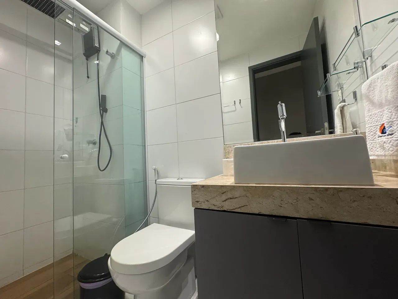 Furnished apartment with en-suite bedroom and open kitchen — photo 13