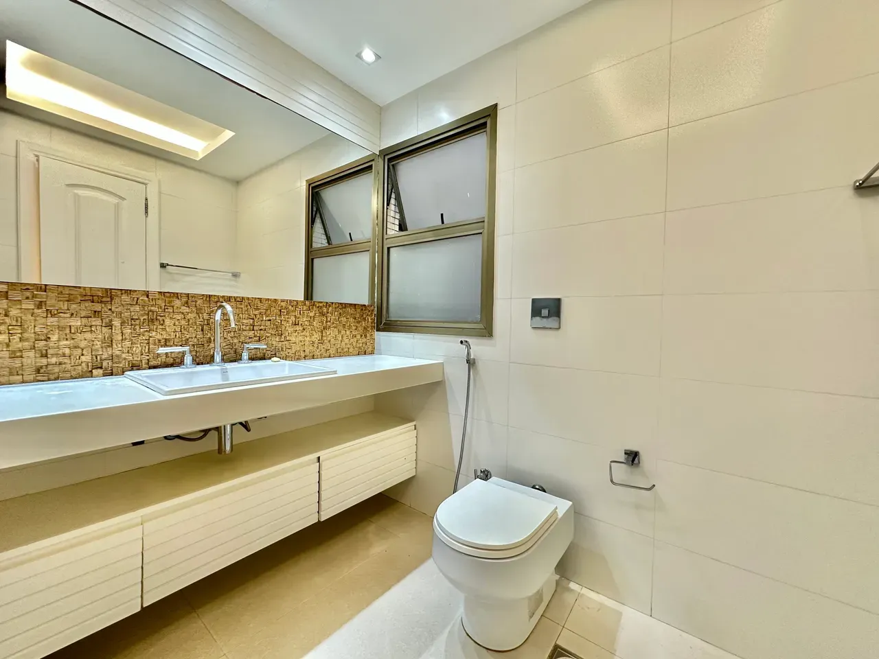 Furnished apartment, 268 m², with a water view — photo 28