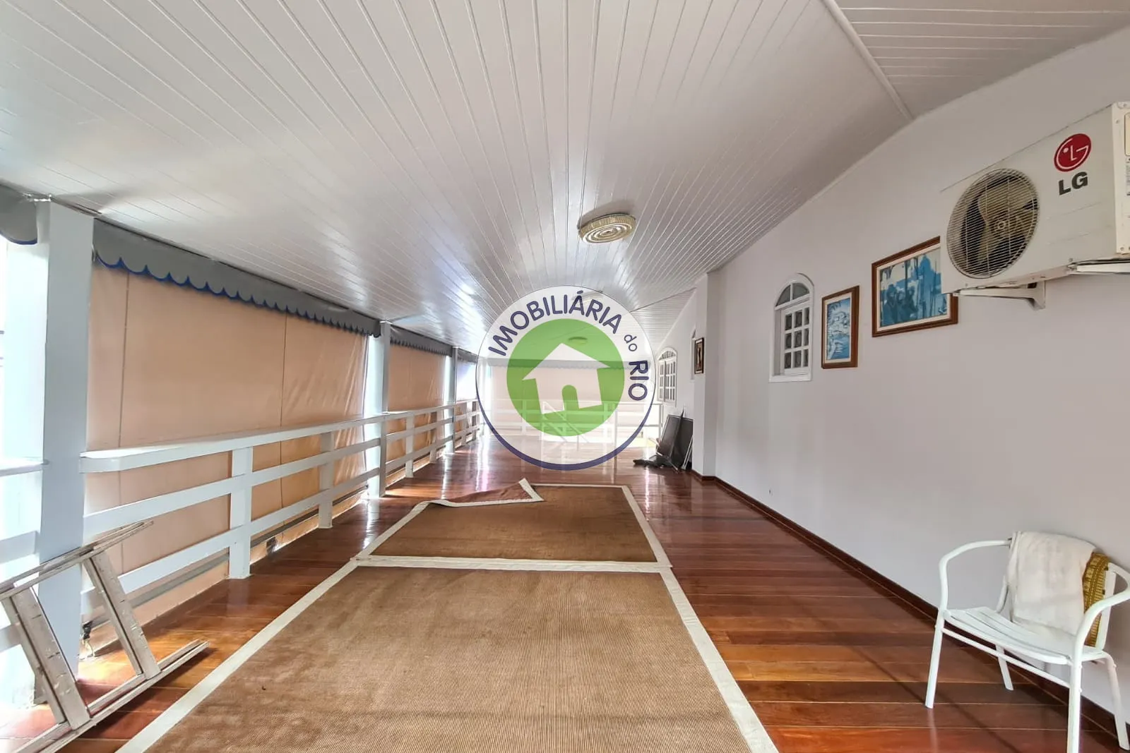 House with 5 bedrooms and 5 bathrooms plus 4 parking spaces — photo 8