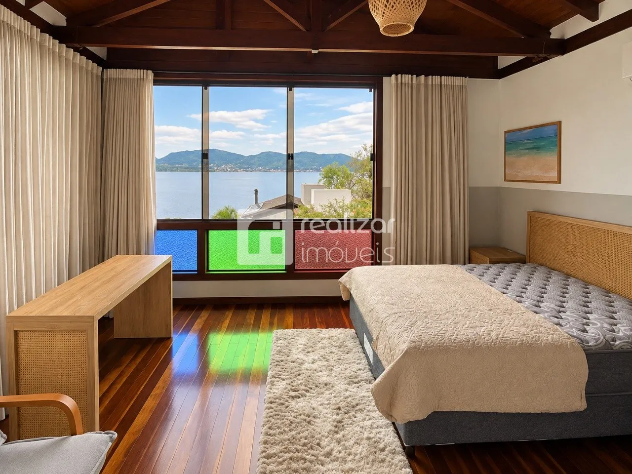 Furnished house, 120 m², with floor-to-ceiling windows