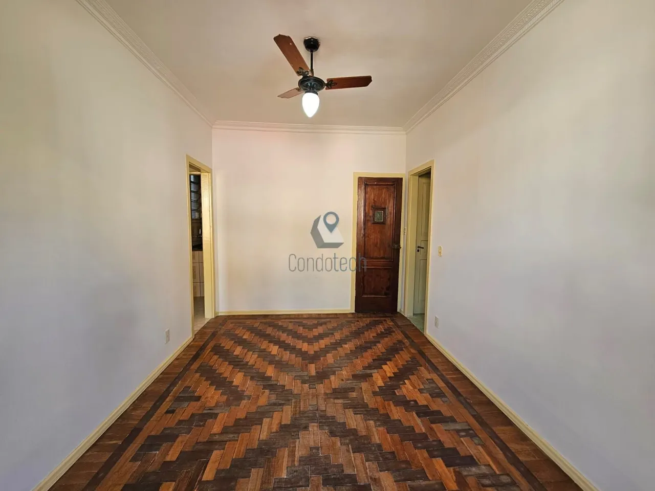 Apartamento de 2 quartos com piso de madeira ou laminado — photo 2