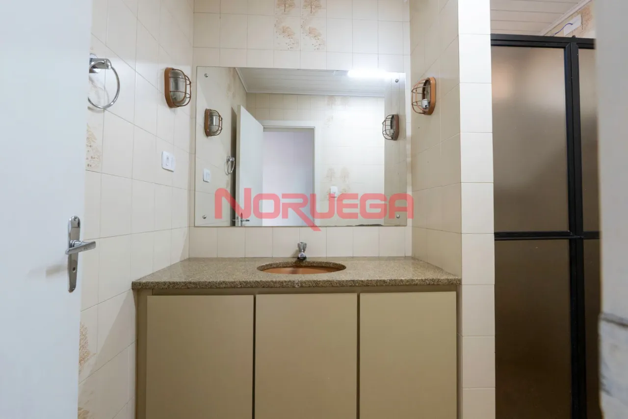 2-bedroom apartment with a glass-enclosed shower — photo 10