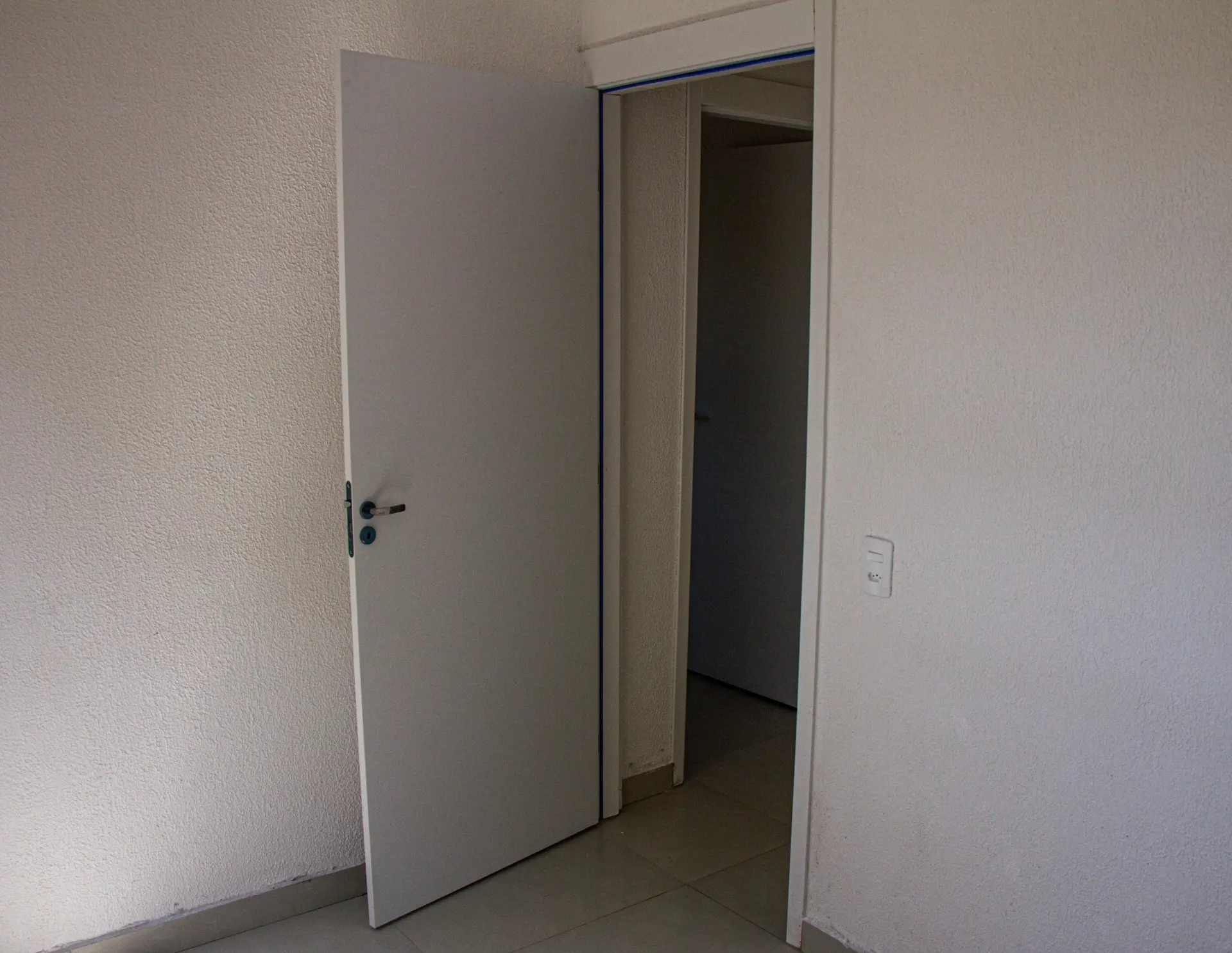 Balcony with a grill in a 2-bedroom apartment, 45 m² — photo 9