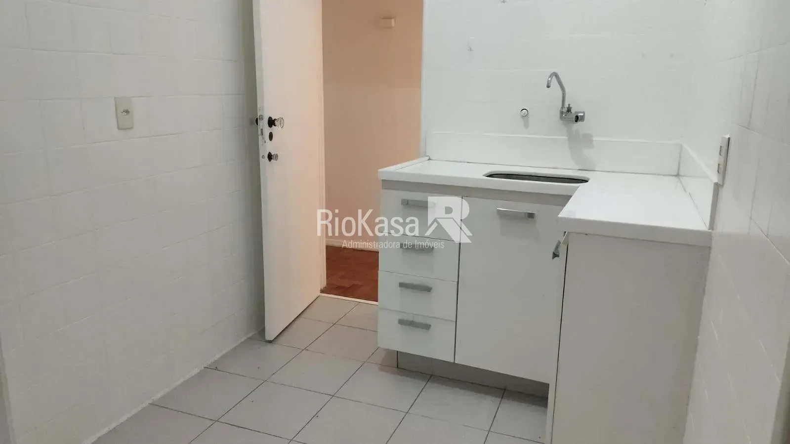 Wood or laminate floors in a 3-bedroom apartment, 85 m² — photo 10