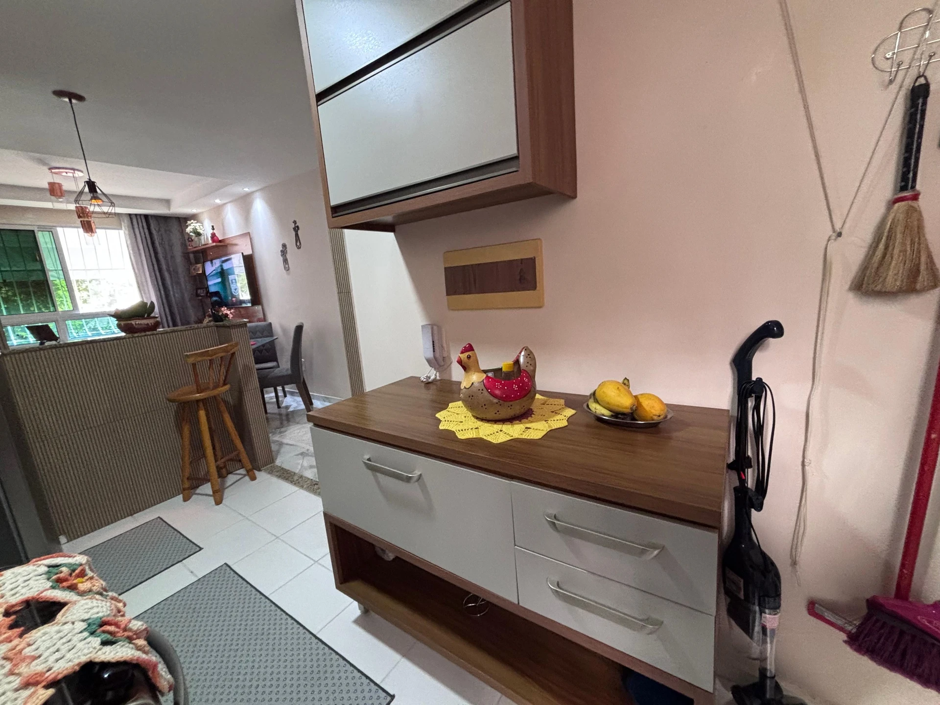 Furnished 2-bedroom apartment with open-plan gas kitchen — photo 12