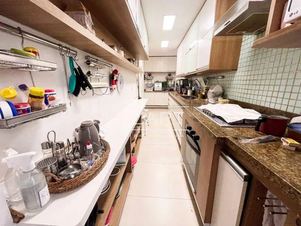 4-bedroom penthouse-style home with 324 m² kitchen — photo 23